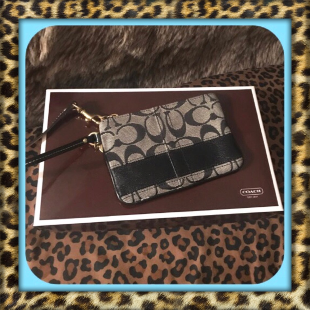 🔥🔥SUPER SALE🔥🔥PRICE FIRM✅No offers please. 👑NWOT COACH Wristlet